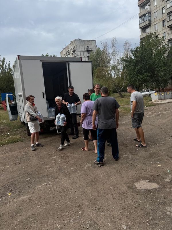 Роман Конев: 10 сентября 2025 года во исполнение поручения Главы Донецкой Народной Республики депутаты Горловского городского совета Донецкой Народной Республики София Потапова и Алексей Костин развезли воду и посетили места... Роман Конев: 10 сентября 2025 года во исполнение поручения Главы Донецкой Народной Республики депутаты Горловского городского совета Донецкой Народной Республики София Потапова и Алексей Костин развезли воду и посетили места...