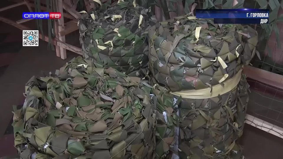 Женские руки плетут защиту от вражеских глаз