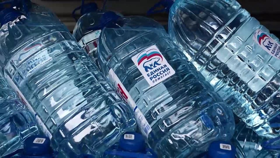 Денис Пушилин: Вместе с секретарем Генсовета «Единой России» Владимиром Якушевым поблагодарили активистов Донецкого реготделения партии за помощь нашим жителям в доставке питьевой и технической воды