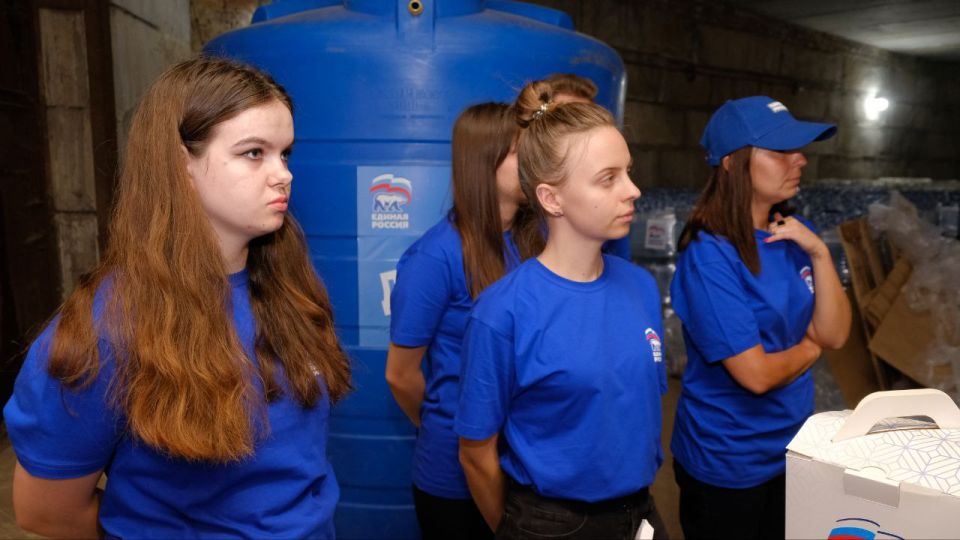 Денис Пушилин: Вместе с секретарем Генсовета «Единой России» Владимиром Якушевым поблагодарили активистов Донецкого реготделения партии за помощь нашим жителям в доставке питьевой и технической воды Денис Пушилин: Вместе с секретарем Генсовета «Единой России» Владимиром Якушевым поблагодарили активистов Донецкого реготделения партии за помощь нашим жителям в доставке питьевой и технической воды