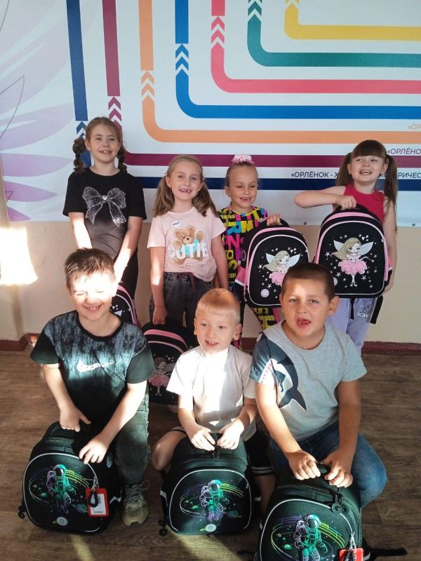 Горловские первоклассники продолжают получать предметную помощь от Кузбасса