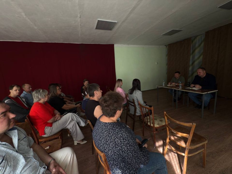 Роман Конев: ВСТРЕЧИ С НАСЕЛЕНИЕМ. 11 сентября 2025 года депутаты Горловского городского совета от фракции «Единая Россия» - София Потапова, Николай Гальченко, Олег Сладкевич, Сергей Третьяков, Алексей Костин, Светлана... Роман Конев: ВСТРЕЧИ С НАСЕЛЕНИЕМ. 11 сентября 2025 года депутаты Горловского городского совета от фракции «Единая Россия» - София Потапова, Николай Гальченко, Олег Сладкевич, Сергей Третьяков, Алексей Костин, Светлана...