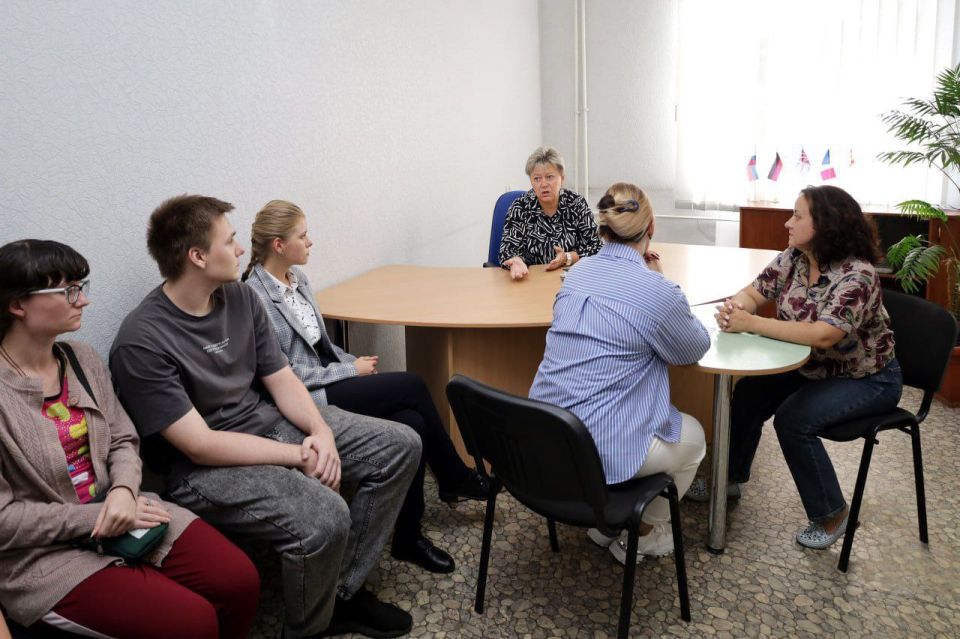 Роман Конев: ВСТРЕЧИ С НАСЕЛЕНИЕМ. 11 сентября 2025 года депутаты Горловского городского совета от фракции «Единая Россия» - София Потапова, Николай Гальченко, Олег Сладкевич, Сергей Третьяков, Алексей Костин, Светлана... Роман Конев: ВСТРЕЧИ С НАСЕЛЕНИЕМ. 11 сентября 2025 года депутаты Горловского городского совета от фракции «Единая Россия» - София Потапова, Николай Гальченко, Олег Сладкевич, Сергей Третьяков, Алексей Костин, Светлана...