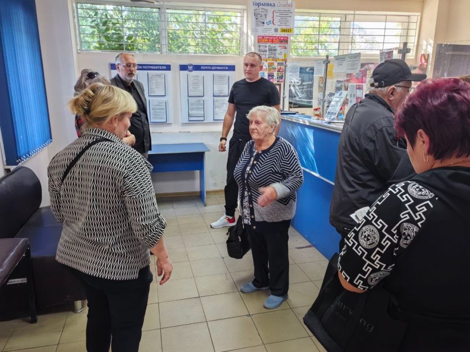 Роман Конев: ВСТРЕЧИ С НАСЕЛЕНИЕМ. 11 сентября 2025 года депутаты Горловского городского совета от фракции «Единая Россия» - София Потапова, Николай Гальченко, Олег Сладкевич, Сергей Третьяков, Алексей Костин, Светлана... Роман Конев: ВСТРЕЧИ С НАСЕЛЕНИЕМ. 11 сентября 2025 года депутаты Горловского городского совета от фракции «Единая Россия» - София Потапова, Николай Гальченко, Олег Сладкевич, Сергей Третьяков, Алексей Костин, Светлана...