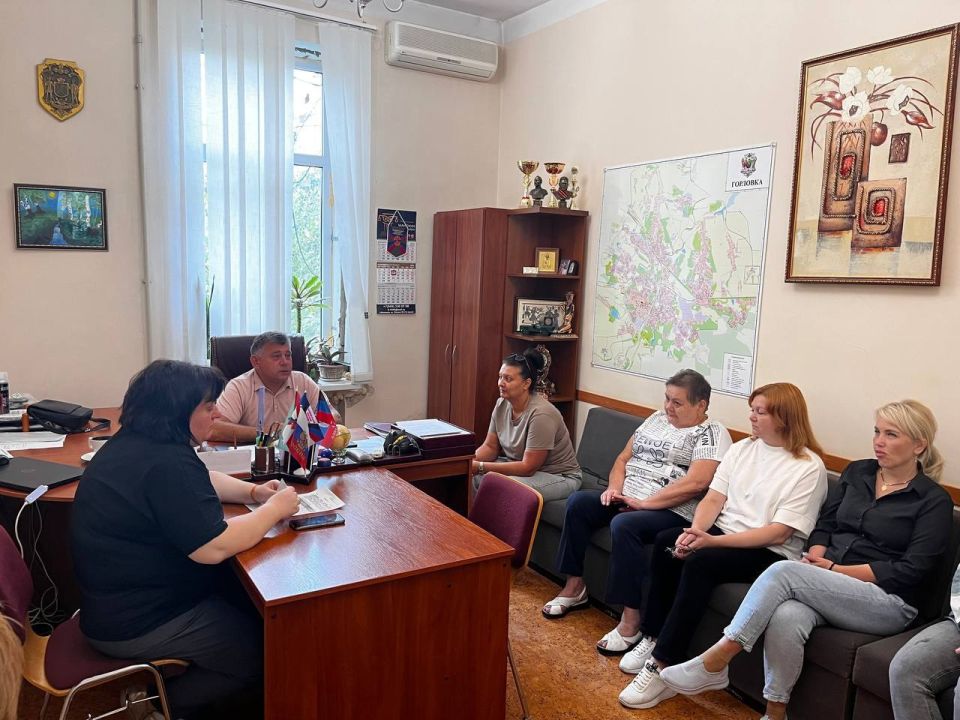 Роман Конев: ВСТРЕЧИ С НАСЕЛЕНИЕМ. 11 сентября 2025 года депутаты Горловского городского совета от фракции «Единая Россия» - София Потапова, Николай Гальченко, Олег Сладкевич, Сергей Третьяков, Алексей Костин, Светлана... Роман Конев: ВСТРЕЧИ С НАСЕЛЕНИЕМ. 11 сентября 2025 года депутаты Горловского городского совета от фракции «Единая Россия» - София Потапова, Николай Гальченко, Олег Сладкевич, Сергей Третьяков, Алексей Костин, Светлана...