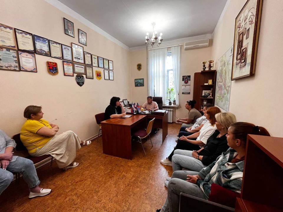 Роман Конев: ВСТРЕЧИ С НАСЕЛЕНИЕМ. 11 сентября 2025 года депутаты Горловского городского совета от фракции «Единая Россия» - София Потапова, Николай Гальченко, Олег Сладкевич, Сергей Третьяков, Алексей Костин, Светлана... Роман Конев: ВСТРЕЧИ С НАСЕЛЕНИЕМ. 11 сентября 2025 года депутаты Горловского городского совета от фракции «Единая Россия» - София Потапова, Николай Гальченко, Олег Сладкевич, Сергей Третьяков, Алексей Костин, Светлана...