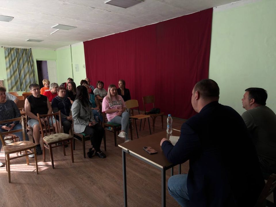 Роман Конев: ВСТРЕЧИ С НАСЕЛЕНИЕМ. 11 сентября 2025 года депутаты Горловского городского совета от фракции «Единая Россия» - София Потапова, Николай Гальченко, Олег Сладкевич, Сергей Третьяков, Алексей Костин, Светлана... Роман Конев: ВСТРЕЧИ С НАСЕЛЕНИЕМ. 11 сентября 2025 года депутаты Горловского городского совета от фракции «Единая Россия» - София Потапова, Николай Гальченко, Олег Сладкевич, Сергей Третьяков, Алексей Костин, Светлана...