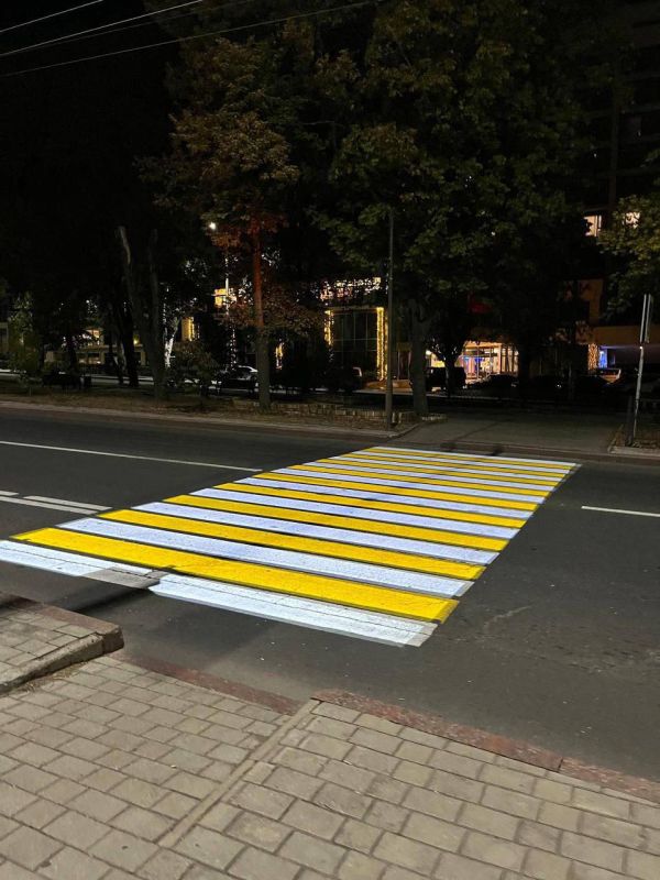 Возле гостиницы "Ramada" появился проекционный пешеходный переход Возле гостиницы "Ramada" появился проекционный пешеходный переход