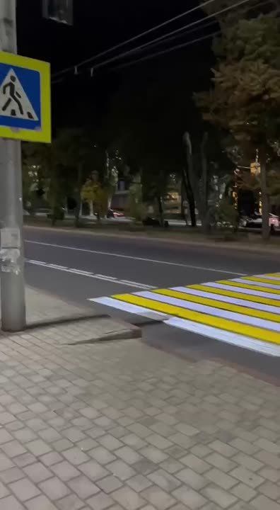 Возле гостиницы "Ramada" появился проекционный пешеходный переход