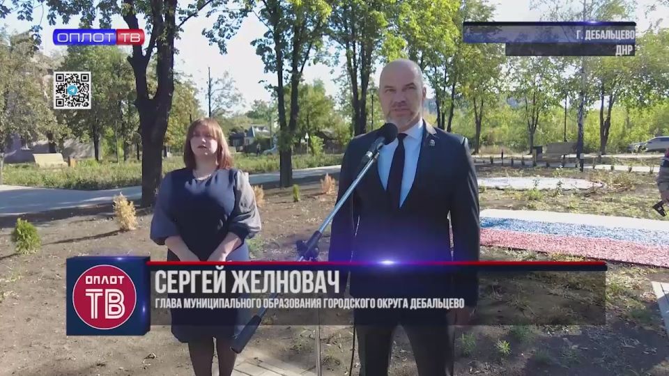 Память жива: в День города Дебальцево возложили цветы к памятнику «Защитнику Отечества»