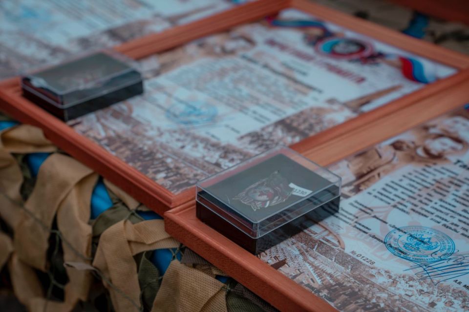 В День Республики Южной Осетии активисты «Молодой Гвардии» ДНР и «Молодой Республики» вместе с бойцами батальона «Сармат» почтили память Олега Мамиева В День Республики Южной Осетии активисты «Молодой Гвардии» ДНР и «Молодой Республики» вместе с бойцами батальона «Сармат» почтили память Олега Мамиева