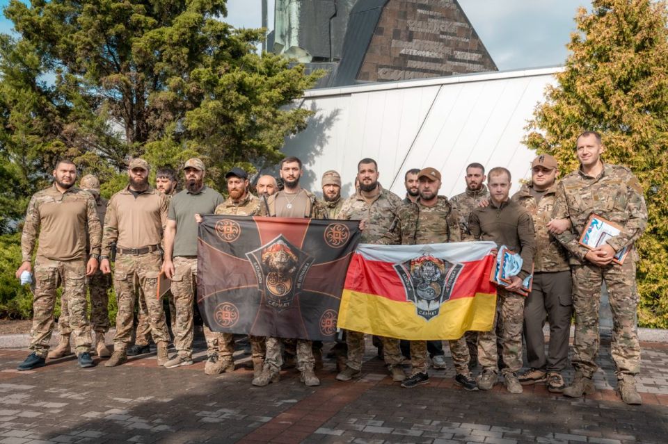 В День Республики Южной Осетии активисты «Молодой Гвардии» ДНР и «Молодой Республики» вместе с бойцами батальона «Сармат» почтили память Олега Мамиева В День Республики Южной Осетии активисты «Молодой Гвардии» ДНР и «Молодой Республики» вместе с бойцами батальона «Сармат» почтили память Олега Мамиева