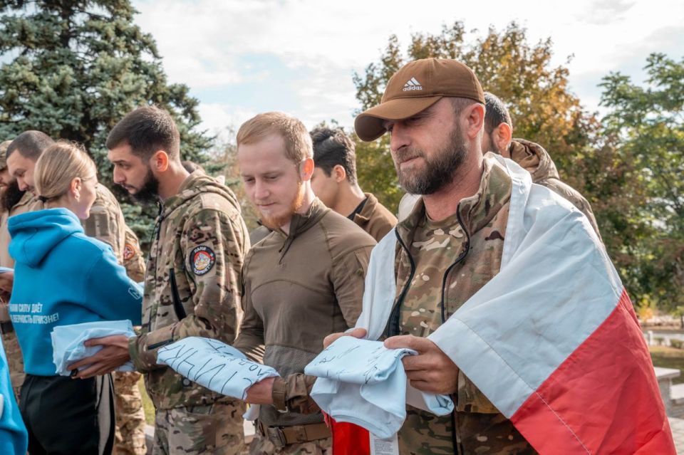В День Республики Южной Осетии активисты «Молодой Гвардии» ДНР и «Молодой Республики» вместе с бойцами батальона «Сармат» почтили память Олега Мамиева В День Республики Южной Осетии активисты «Молодой Гвардии» ДНР и «Молодой Республики» вместе с бойцами батальона «Сармат» почтили память Олега Мамиева