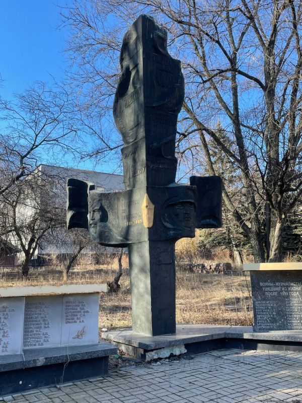 Памятник журналистам-фронтовикам Донбасса, воевавшим в годы Великой Отечественной войны: символ мужества людей слова, победивших войну