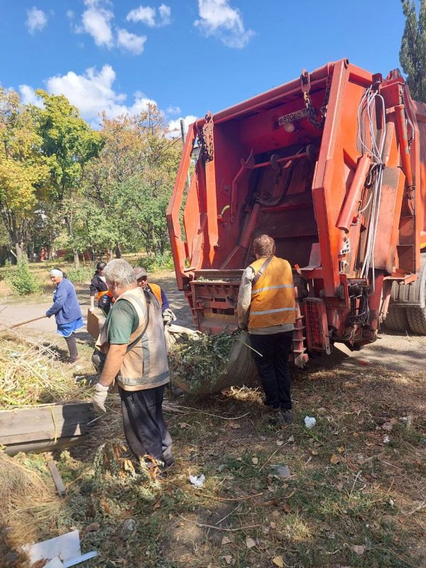 Иван Приходько: Уважаемые друзья! Как и было анонсировано в ходе прямого эфира, представляю вам еженедельный отчет о деятельности муниципального унитарного предприятия «Управляющая компания города Горловка» Иван Приходько: Уважаемые друзья! Как и было анонсировано в ходе прямого эфира, представляю вам еженедельный отчет о деятельности муниципального унитарного предприятия «Управляющая компания города Горловка»