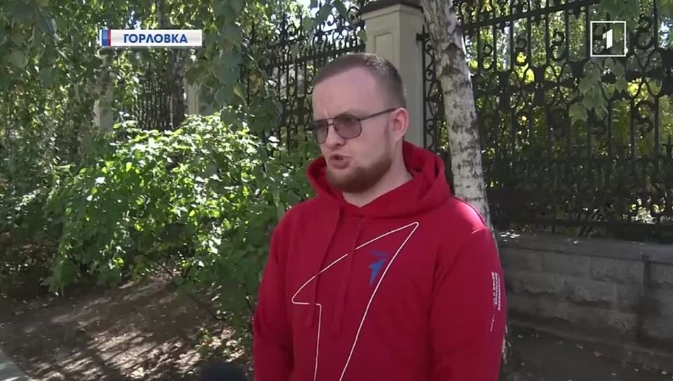 Вода в дом: волонтеры «Движения Первых» помогают пожилым жителям Горловки пополнить запасы ценного ресурса