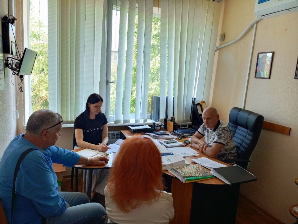 Роман Конев: ВСТРЕЧИ С НАСЕЛЕНИЕМ. 24 сентября 2025 года депутаты Горловского городского совета от фракции «Единая Россия» - Сергей Третьяков, Павел Калфакчиян, Инает Розводова, Геннадий Маюров в рамках исполнения поручения... Роман Конев: ВСТРЕЧИ С НАСЕЛЕНИЕМ. 24 сентября 2025 года депутаты Горловского городского совета от фракции «Единая Россия» - Сергей Третьяков, Павел Калфакчиян, Инает Розводова, Геннадий Маюров в рамках исполнения поручения...