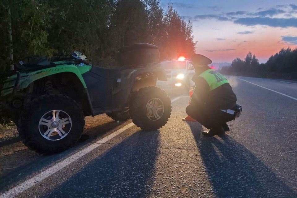 Сотрудники полиции устанавливают обстоятельства ДТП, в результате которого пострадал подросток