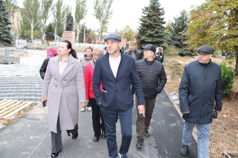 Иван Приходько: Депутат Народного Совета ДНР, председатель Комитета по ЖКХ Анна Кондрыкинская ознакомилась с ходом работ в парке Горького