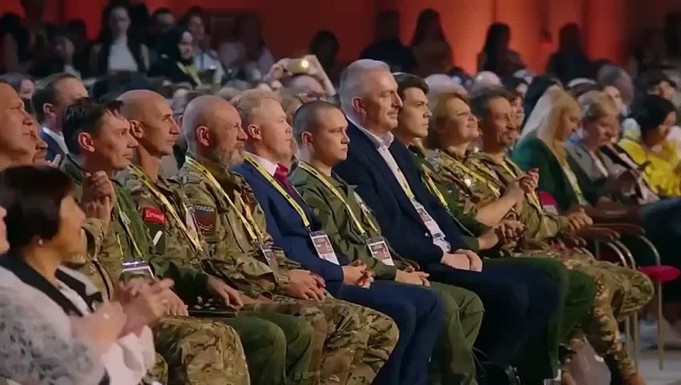 1 Учитель физики и информатики Горловской школы Скопинского района Владимир Скрипкин получил почетное звание «Заслуженный учитель Российской Федерации»