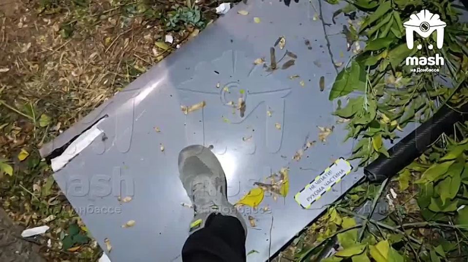 Огонь, покоцанные машины и сквозные пробоины в стенах жилых домов — кадры после ночного прилёта беспилотников в Горловке