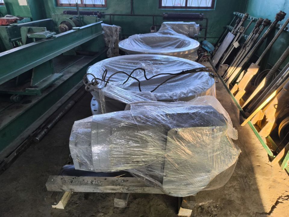 В рамках подготовки к осеннему-зимнему сезону в Горловку из Кузбасса привезли затворы В рамках подготовки к осеннему-зимнему сезону в Горловку из Кузбасса привезли затворы