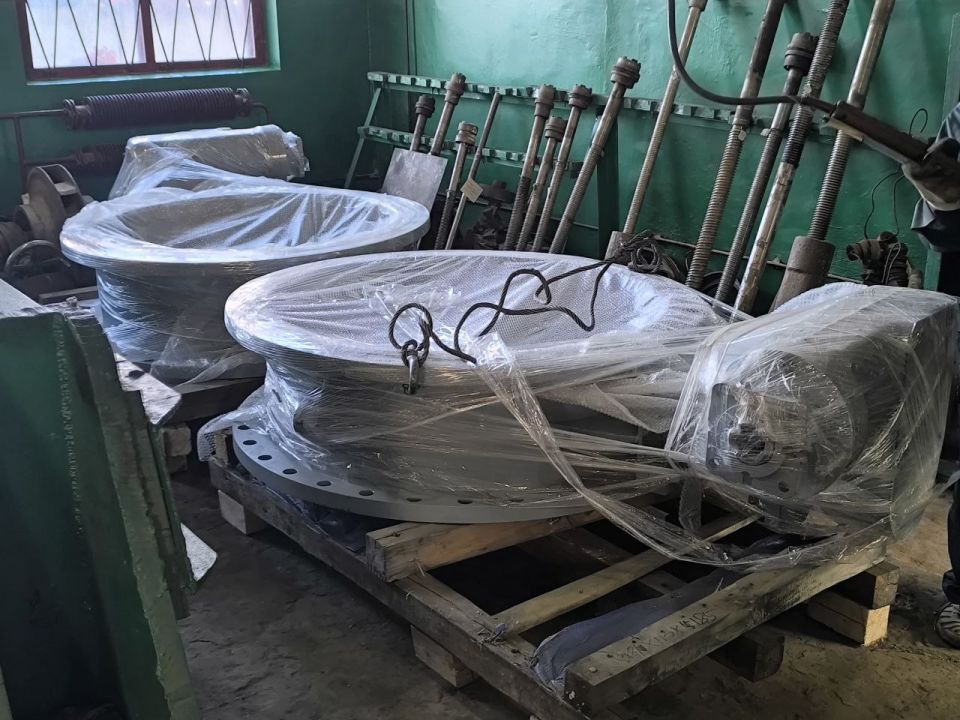 В рамках подготовки к осеннему-зимнему сезону в Горловку из Кузбасса привезли затворы В рамках подготовки к осеннему-зимнему сезону в Горловку из Кузбасса привезли затворы