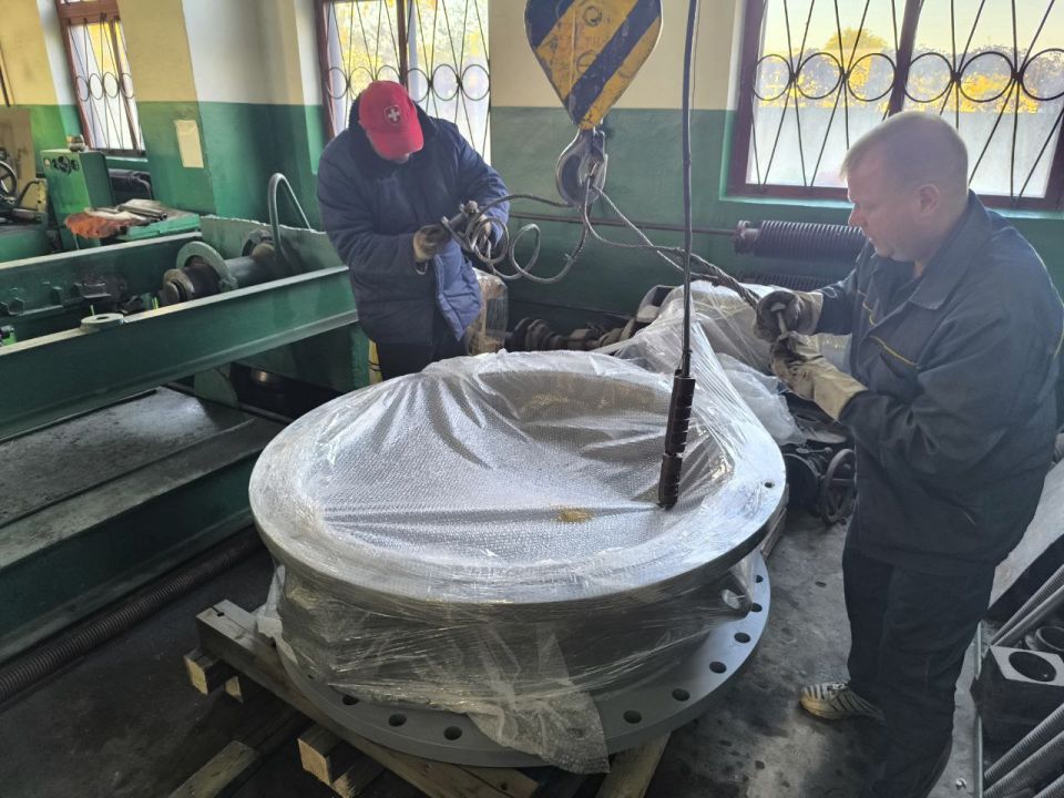 В рамках подготовки к осеннему-зимнему сезону в Горловку из Кузбасса привезли затворы В рамках подготовки к осеннему-зимнему сезону в Горловку из Кузбасса привезли затворы