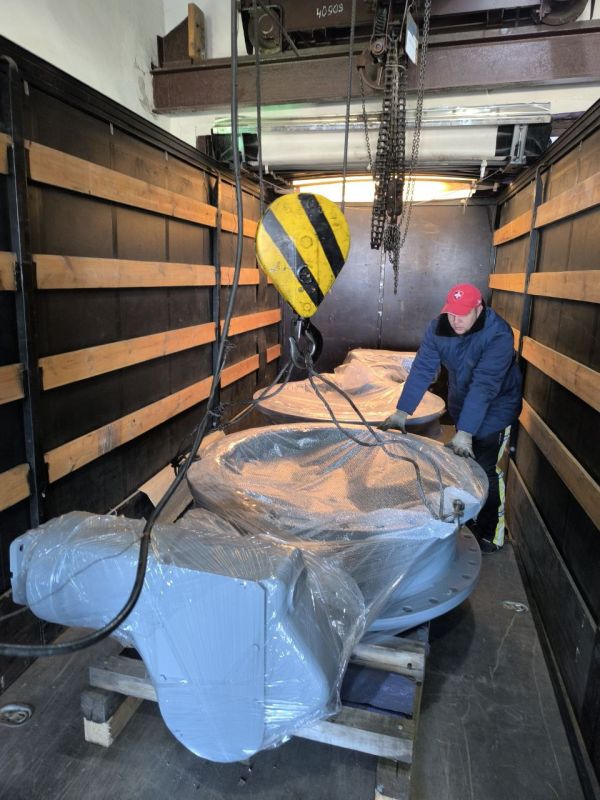 В рамках подготовки к осеннему-зимнему сезону в Горловку из Кузбасса привезли затворы В рамках подготовки к осеннему-зимнему сезону в Горловку из Кузбасса привезли затворы