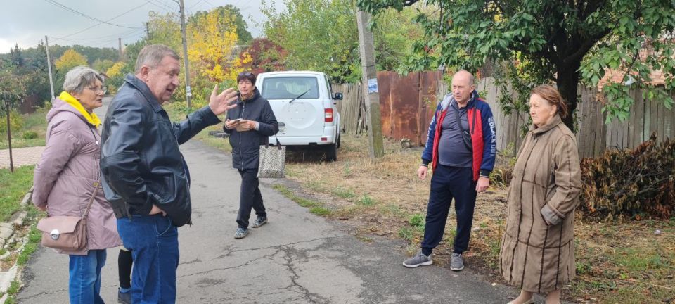 Сергей Скиданов: Сегодня провёл встречу с жителями улицы Радужная , в ходе диалога были озвучены проблемные вопросы основным из которых является отсутствие центрального водоснабжения Сергей Скиданов: Сегодня провёл встречу с жителями улицы Радужная , в ходе диалога были озвучены проблемные вопросы основным из которых является отсутствие центрального водоснабжения