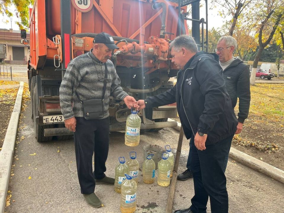 Роман Конев: Депутат Горловского городского совета от фракции «Единая Россия» – Сергей Третьяков посетил место подвоза воды Роман Конев: Депутат Горловского городского совета от фракции «Единая Россия» – Сергей Третьяков посетил место подвоза воды