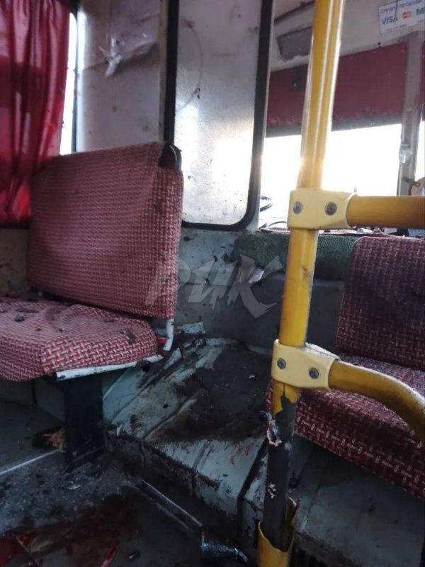 Снова по гражданским. Террористы ВСУ совершили подлый удар по гражданскому автобусу в центре Горловки, применив беспилотник