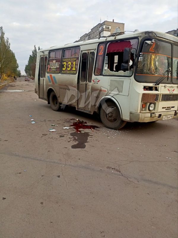 Иван Приходько: Последствия прямого удара дрона ВФУ по автобусу в жилом массиве «Комсомолец» (Никитовский район Горловки) Иван Приходько: Последствия прямого удара дрона ВФУ по автобусу в жилом массиве «Комсомолец» (Никитовский район Горловки)