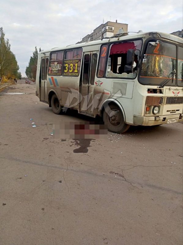 ВСУ ударили по гражданскому автобусу в Горловке ДНР, сообщают власти