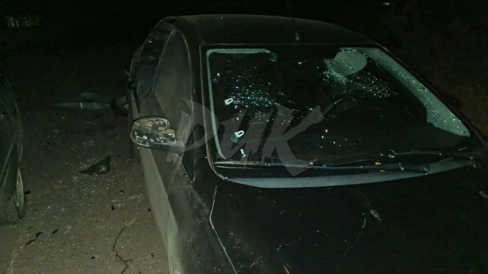 Кадры последствий удара украинского дрона по жилому массиву «Комсомолец» в Никитовском районе Горловки опубликовал в Telegram мэр города Иван Приходько