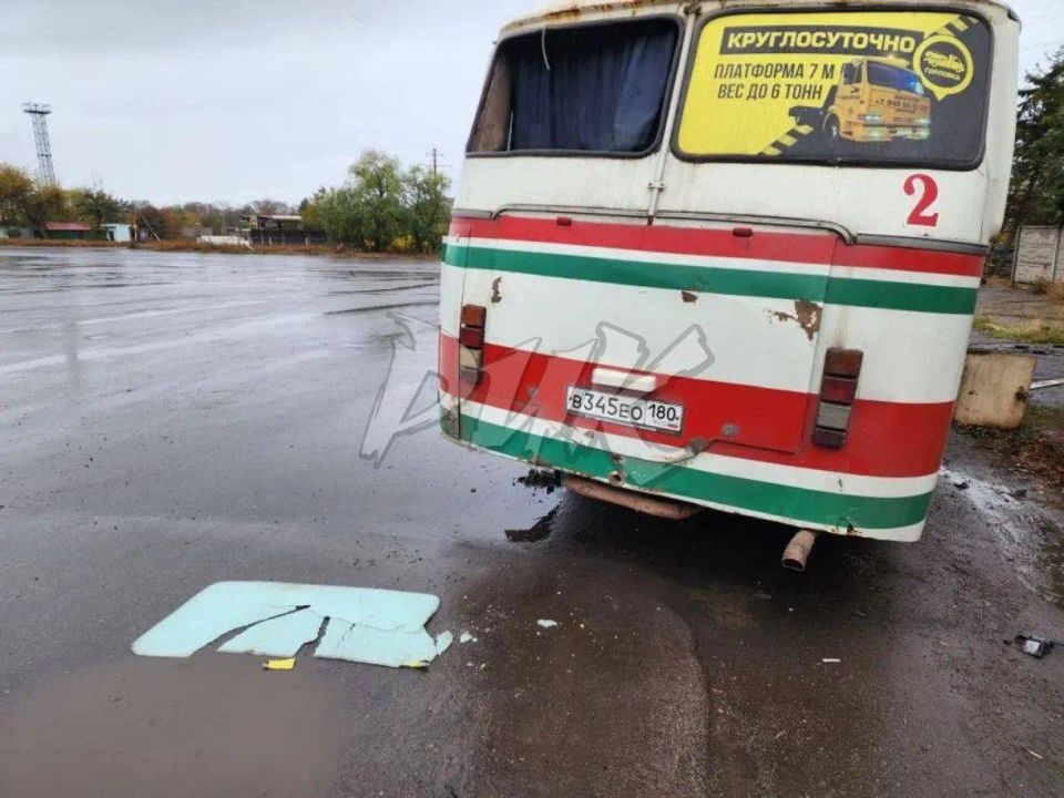 Последствия удара БПЛА ВСУ по гражданскому автобусу в жилом массиве «Комсомолец» (Никитовский район Горловки) Последствия удара БПЛА ВСУ по гражданскому автобусу в жилом массиве «Комсомолец» (Никитовский район Горловки)