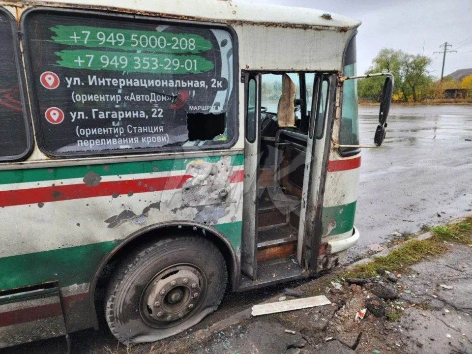 Враг продолжает бить по автобусам в Горловке