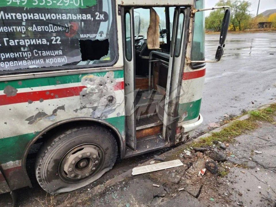 Последствия удара БПЛА ВСУ по гражданскому автобусу в жилом массиве «Комсомолец» (Никитовский район Горловки) Последствия удара БПЛА ВСУ по гражданскому автобусу в жилом массиве «Комсомолец» (Никитовский район Горловки)