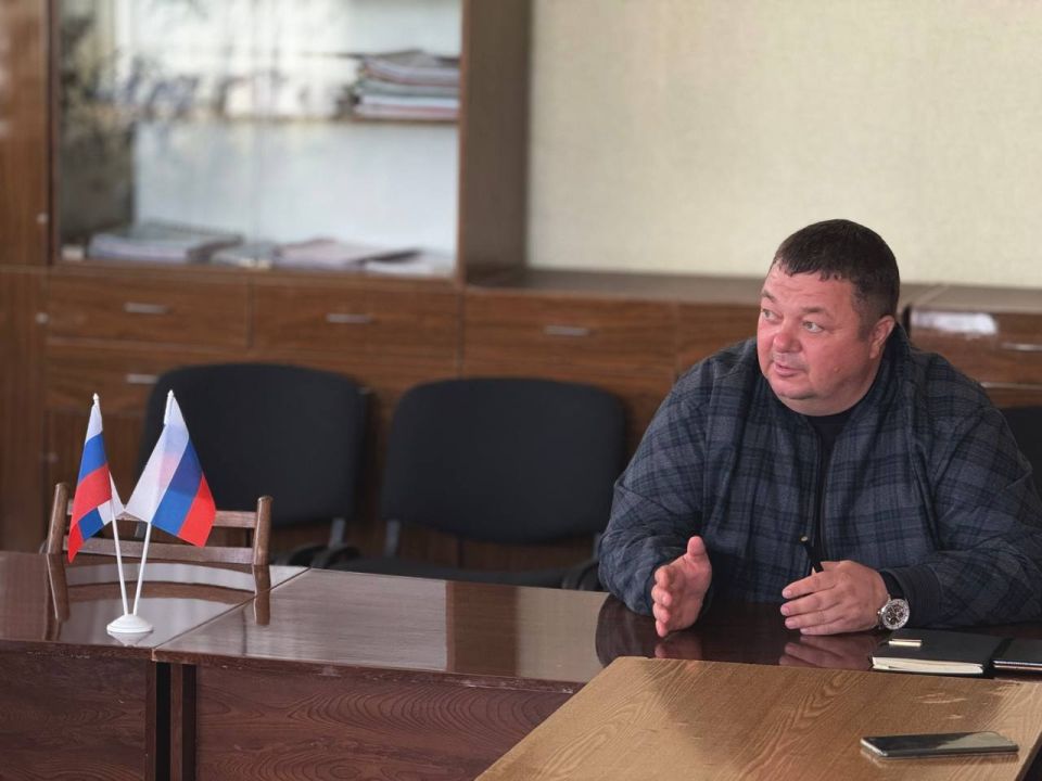 Роман Конев: ВСТРЕЧИ С НАСЕЛЕНИЕМ. 14 октября 2025 года депутаты Горловского городского совета от фракции «Единая Россия» - Олег Сладкевич, Александр Кунов, Сергей Третьяков совместно с представителем общественного совета... Роман Конев: ВСТРЕЧИ С НАСЕЛЕНИЕМ. 14 октября 2025 года депутаты Горловского городского совета от фракции «Единая Россия» - Олег Сладкевич, Александр Кунов, Сергей Третьяков совместно с представителем общественного совета...