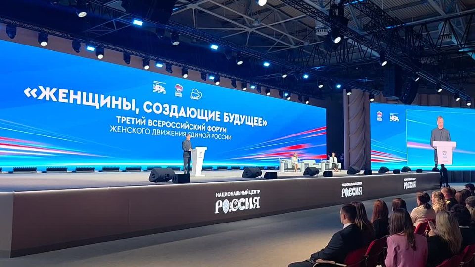 Дмитрий Медведев отметил значение женских клубов, которые организует "Женское движение Единой России", в поддержке фронта