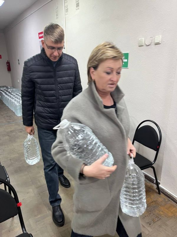 Роман Конев: 14 октября 2025 года депутаты Горловского городского совета от фракции «Единая Россия» – Светлана Викторовна Евсеенко, Андрей Костюк, Евгений Прокопович, Эдуард Полепкин, Даниил Карабаев совместно с... Роман Конев: 14 октября 2025 года депутаты Горловского городского совета от фракции «Единая Россия» – Светлана Викторовна Евсеенко, Андрей Костюк, Евгений Прокопович, Эдуард Полепкин, Даниил Карабаев совместно с...