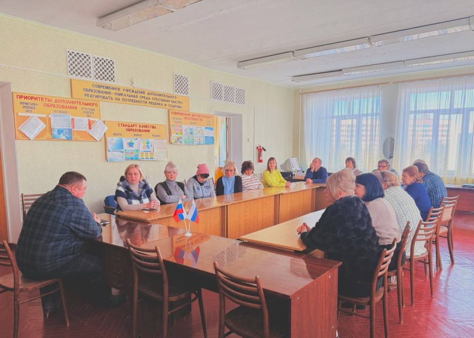 Роман Конев: ВСТРЕЧИ С НАСЕЛЕНИЕМ. 14 октября 2025 года депутаты Горловского городского совета от фракции «Единая Россия» - Олег Сладкевич, Александр Кунов, Сергей Третьяков совместно с представителем общественного совета... Роман Конев: ВСТРЕЧИ С НАСЕЛЕНИЕМ. 14 октября 2025 года депутаты Горловского городского совета от фракции «Единая Россия» - Олег Сладкевич, Александр Кунов, Сергей Третьяков совместно с представителем общественного совета...