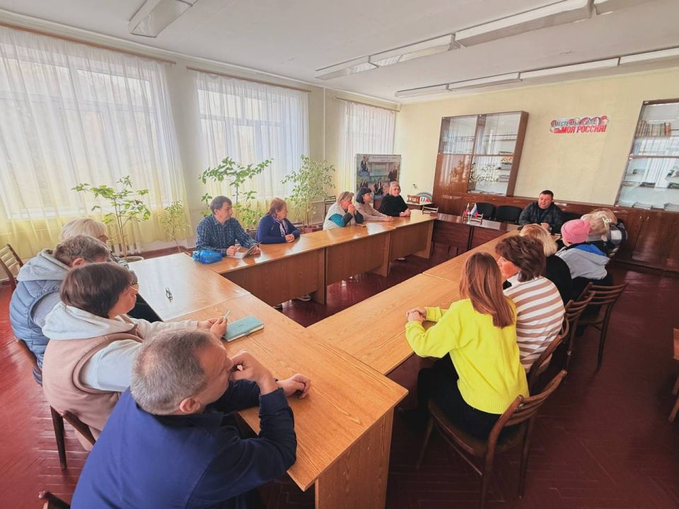 Роман Конев: ВСТРЕЧИ С НАСЕЛЕНИЕМ. 14 октября 2025 года депутаты Горловского городского совета от фракции «Единая Россия» - Олег Сладкевич, Александр Кунов, Сергей Третьяков совместно с представителем общественного совета... Роман Конев: ВСТРЕЧИ С НАСЕЛЕНИЕМ. 14 октября 2025 года депутаты Горловского городского совета от фракции «Единая Россия» - Олег Сладкевич, Александр Кунов, Сергей Третьяков совместно с представителем общественного совета...