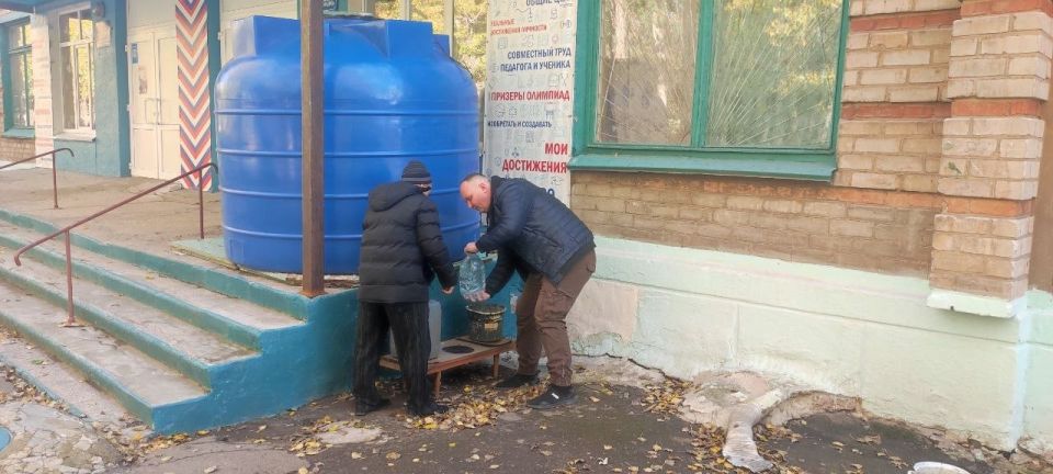 Роман Конев: 15 октября 2025 года депутаты Горловского городского совета от фракции «Единая Россия» – Максим Лебедев и Николай Гальченко развезли воду и посетили места подвоза воды Роман Конев: 15 октября 2025 года депутаты Горловского городского совета от фракции «Единая Россия» – Максим Лебедев и Николай Гальченко развезли воду и посетили места подвоза воды