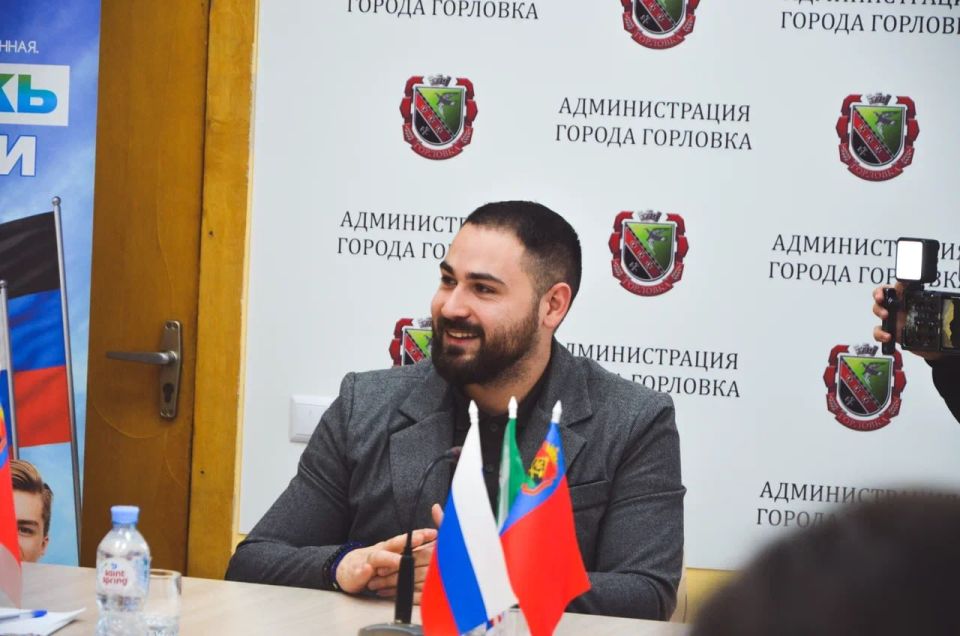 В Горловке прошла встреча в рамках проекта «ГосСтарт.Диалог» с участием врио министра молодежной политики Донецкой Народной Республики — Дениса Игоревича Шимановского В Горловке прошла встреча в рамках проекта «ГосСтарт.Диалог» с участием врио министра молодежной политики Донецкой Народной Республики — Дениса Игоревича Шимановского