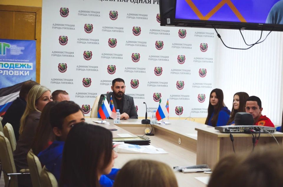 В Горловке прошла встреча в рамках проекта «ГосСтарт.Диалог» с участием врио министра молодежной политики Донецкой Народной Республики — Дениса Игоревича Шимановского В Горловке прошла встреча в рамках проекта «ГосСтарт.Диалог» с участием врио министра молодежной политики Донецкой Народной Республики — Дениса Игоревича Шимановского