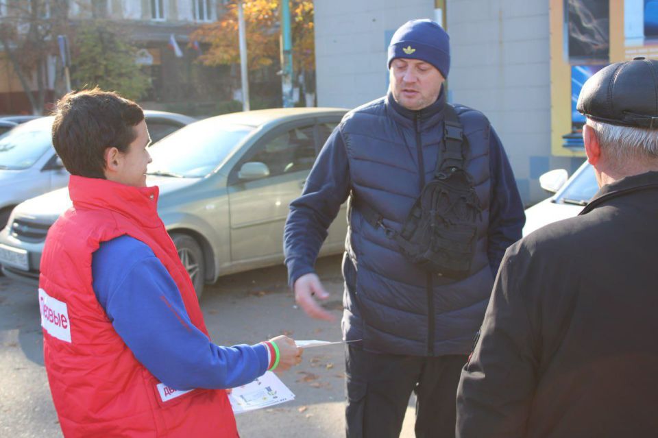 Иван Приходько: Сегодня ребята из Движения Первых приняли участие в акции по распространению агитационных листовок по безопасности дорожного движения среди водителей прифронтовой Горловки Иван Приходько: Сегодня ребята из Движения Первых приняли участие в акции по распространению агитационных листовок по безопасности дорожного движения среди водителей прифронтовой Горловки