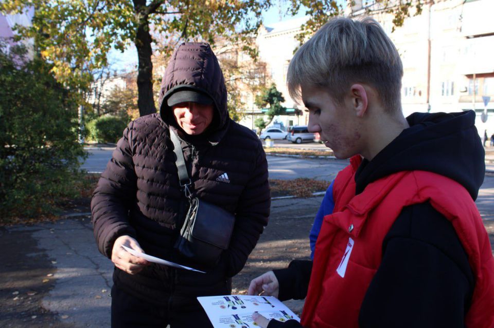 Иван Приходько: Сегодня ребята из Движения Первых приняли участие в акции по распространению агитационных листовок по безопасности дорожного движения среди водителей прифронтовой Горловки Иван Приходько: Сегодня ребята из Движения Первых приняли участие в акции по распространению агитационных листовок по безопасности дорожного движения среди водителей прифронтовой Горловки