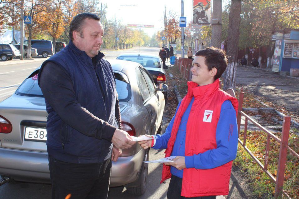 Иван Приходько: Сегодня ребята из Движения Первых приняли участие в акции по распространению агитационных листовок по безопасности дорожного движения среди водителей прифронтовой Горловки Иван Приходько: Сегодня ребята из Движения Первых приняли участие в акции по распространению агитационных листовок по безопасности дорожного движения среди водителей прифронтовой Горловки