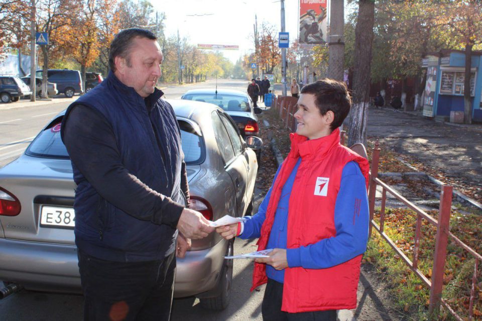 Иван Приходько: Сегодня ребята из Движения Первых приняли участие в акции по распространению агитационных листовок по безопасности дорожного движения среди водителей прифронтовой Горловки Иван Приходько: Сегодня ребята из Движения Первых приняли участие в акции по распространению агитационных листовок по безопасности дорожного движения среди водителей прифронтовой Горловки